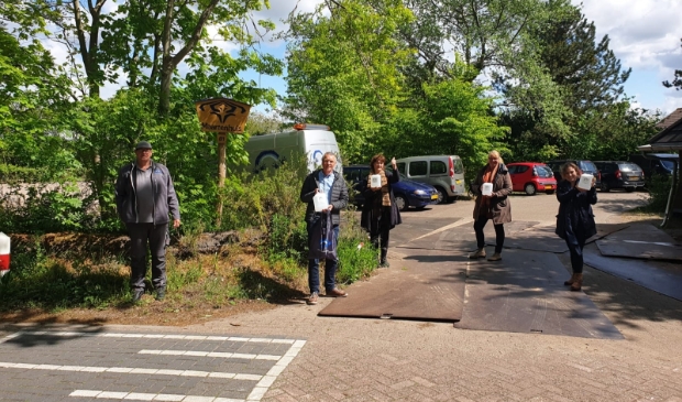 Bij de overhandiging werd de anderhalve meter in acht genomen.