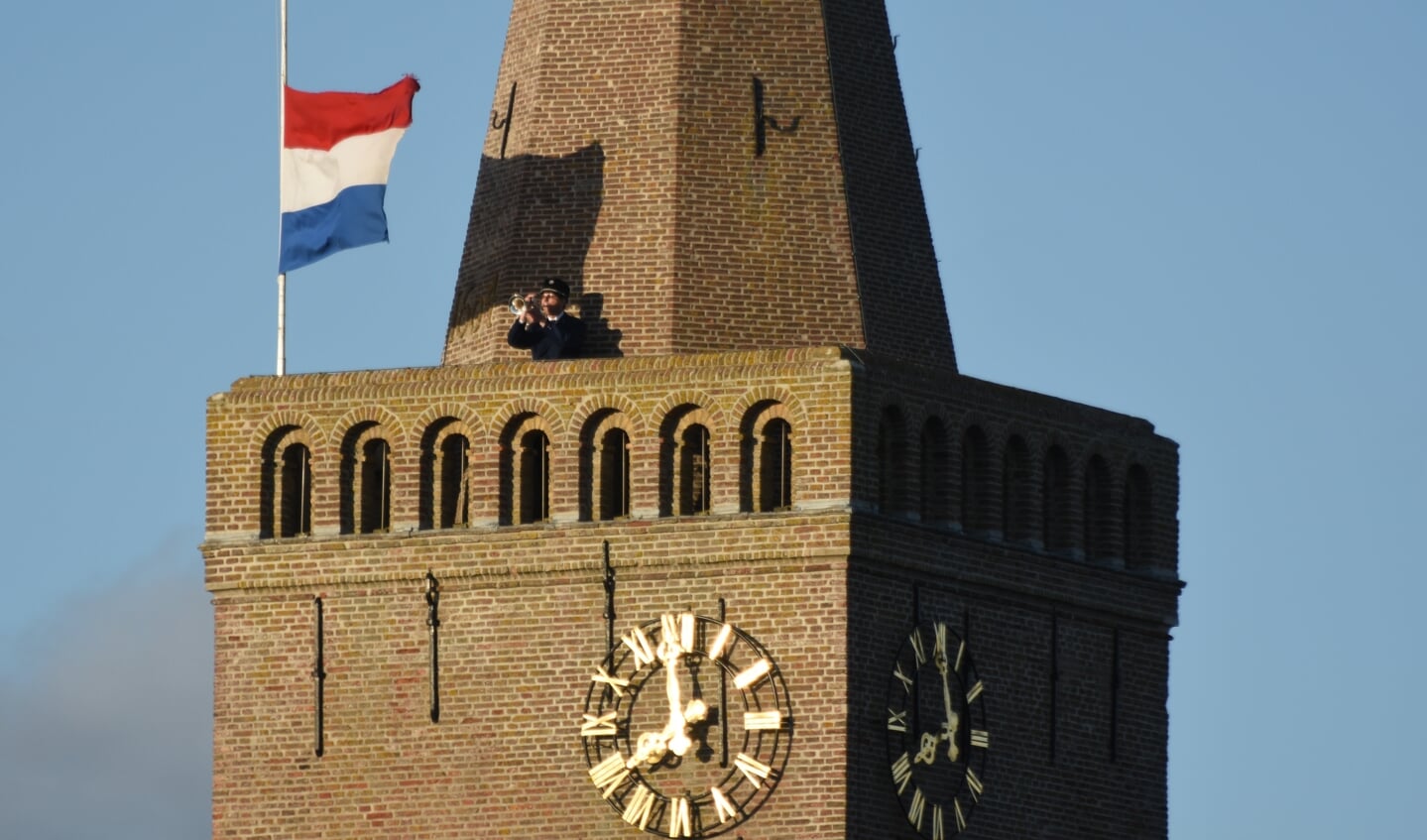 Alfons Witte blies maandagavond het Signaal Taptoe van de kerktoren in Den Burg voorafgaand aan de twee minuten stilte.