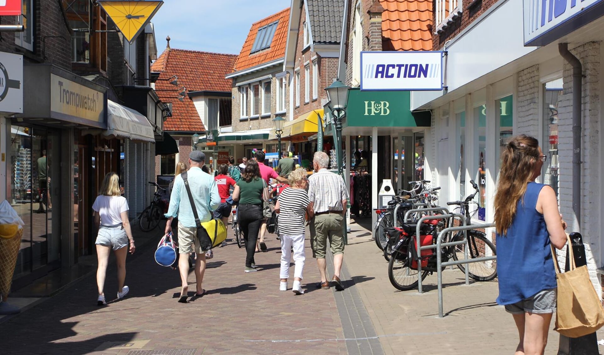 De Weverstraat in Den Burg tijdens Hemelvaart.