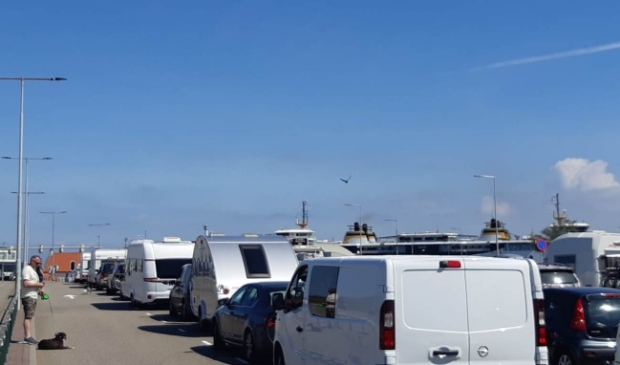 De wachtrij vandaag bij de boot in Den Helder.