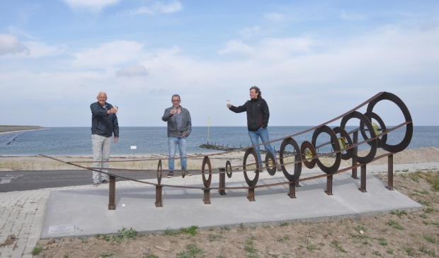 Jan Beijert (Texelfonds), Chris Otten en Paulien Valk toosten op het nieuwe kunstwerk van Oudeschild.