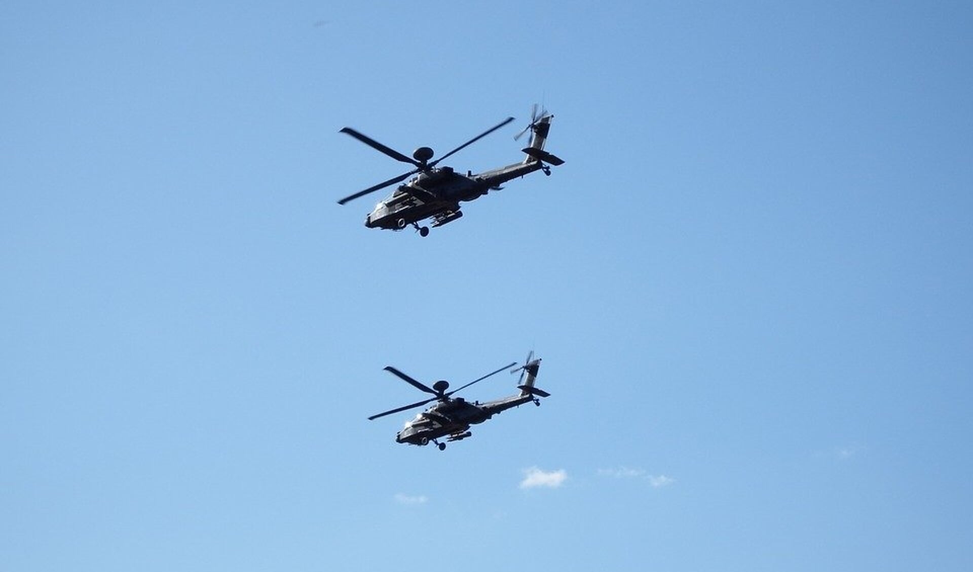 Ter illustratie twee Apaches in de lucht.