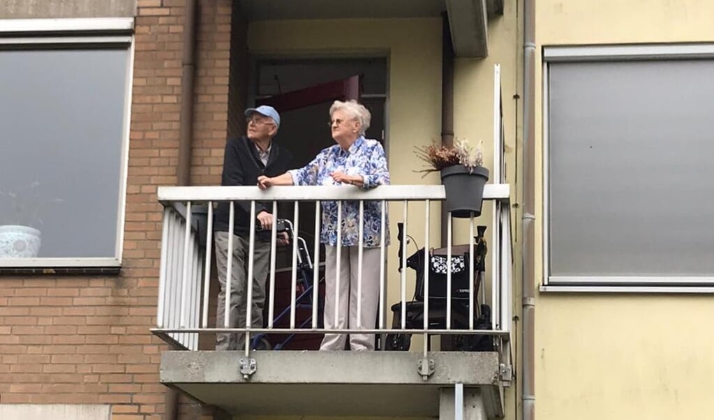 Martin en Door Boogaard luisteren vanaf hun balkon naar de S.O.S. Band.