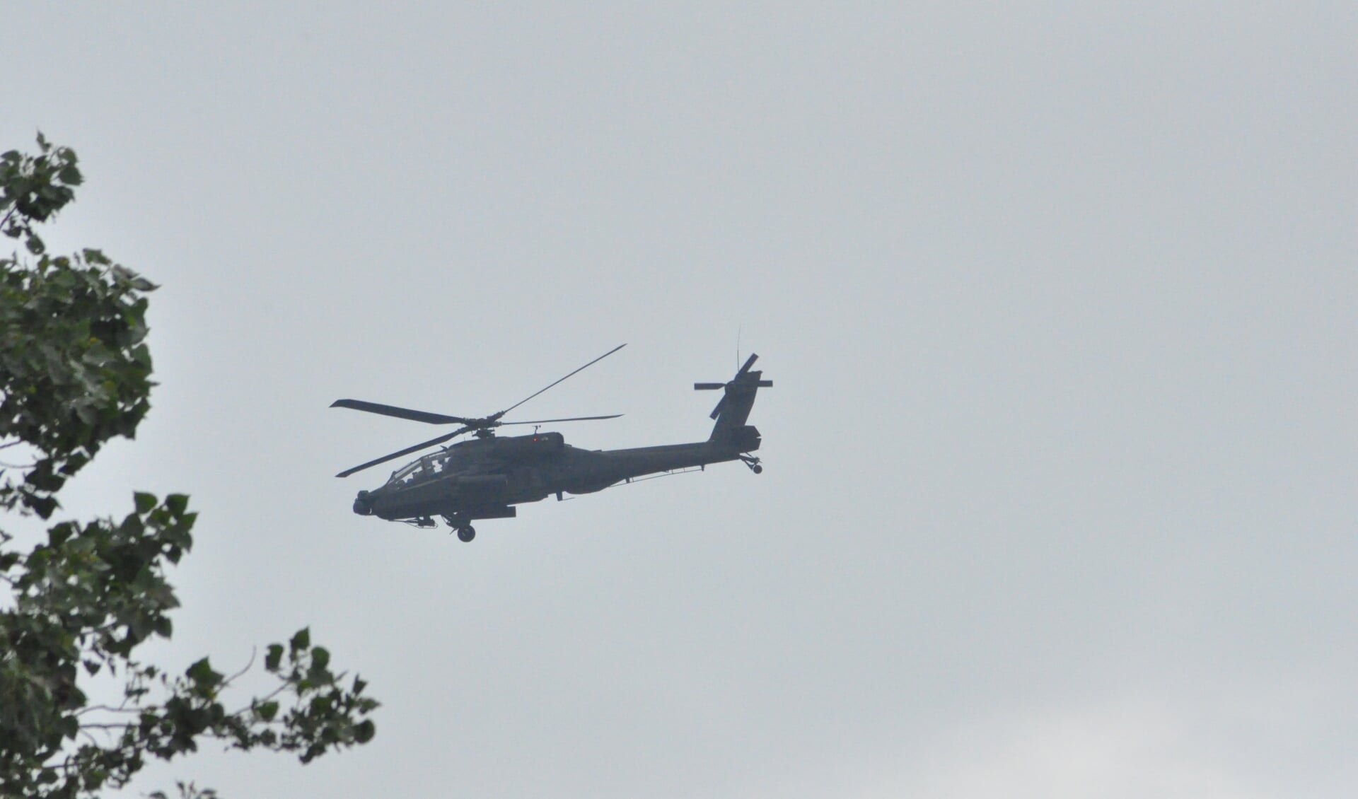 Een van de Apaches woensdag boven het Hogeberggebied.