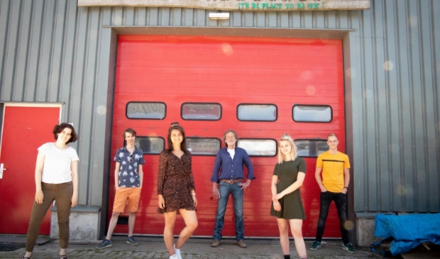 Esmée Pieters en Myrthe Rump met de rest van 'de band'.