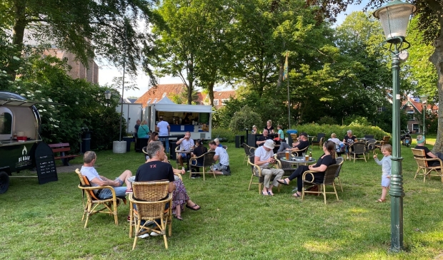 <p>Terras in het park in Den Burg afgelopen zomer.</p>