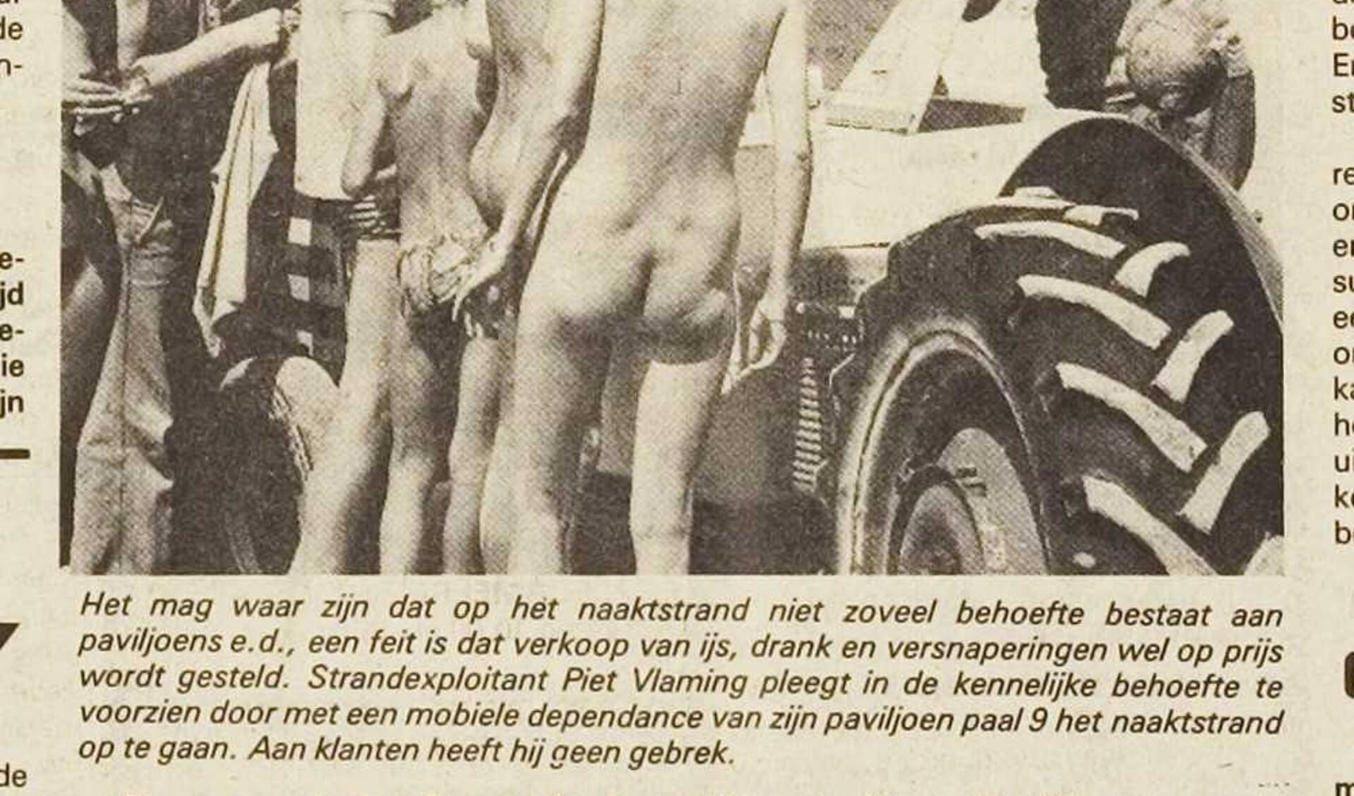 Nudisten kopen een ijsje bij strandexploitant Piet Vlaming.