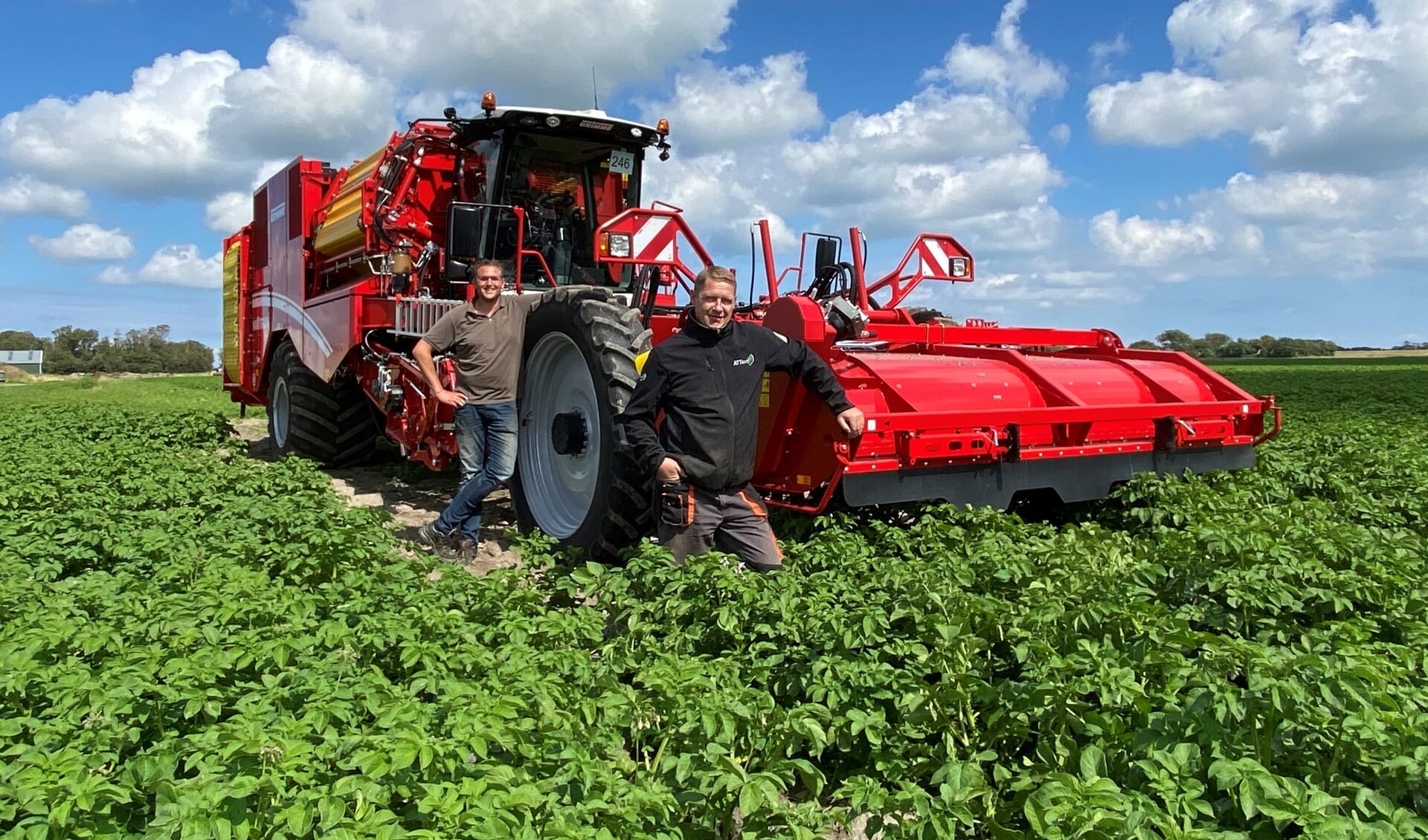 Chauffeur Slawek Kobiela (rechts) en Gerard Rikkenberg van Aardappelteeltbedrijf Texel met de gloednieuwe aardappelrooimachine.  