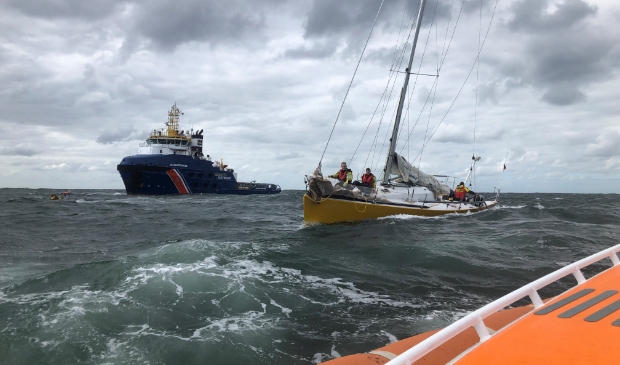 Hulp van de KNRM en de Guardian voor het zinkende zeiljacht.