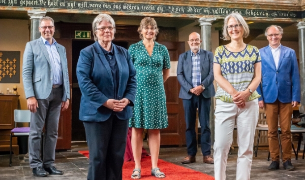 Vlnr: Dirk de Lugt, voorzitter Waddengemeente, ds. Anne Kooi PG WaalKoogdenHoorn, Fiet van Beek, voorz. WKdH, Jan Vonk, voorz. PG Den Burg, ds. Wikke Huizing Den Burg en ds. Kees de Jong van de Waddengemeente.