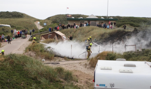 De brandweer blust het vuur.