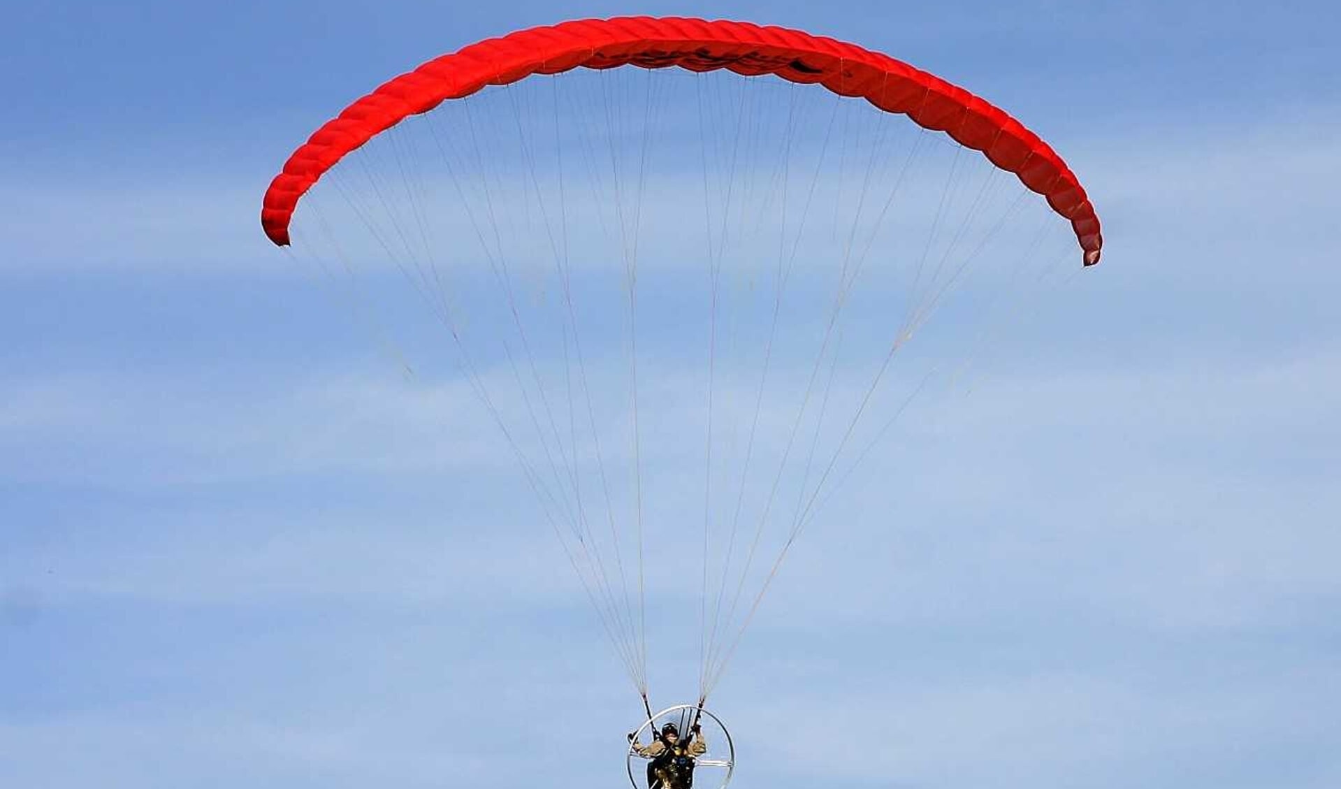 Voor deze paramotor in 2007 boven het vliegveld is een aanvraag ingediend om te mogen opstijgen en landen vanaf een terrein langs de Pontweg. 