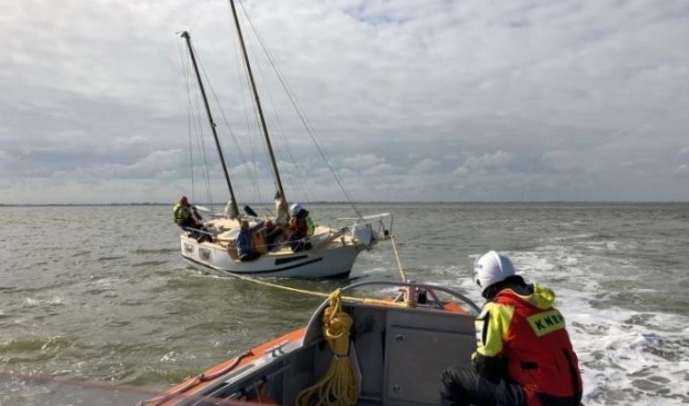 De Cornelis Dito in actie om een zeiljacht vlot te trekken.