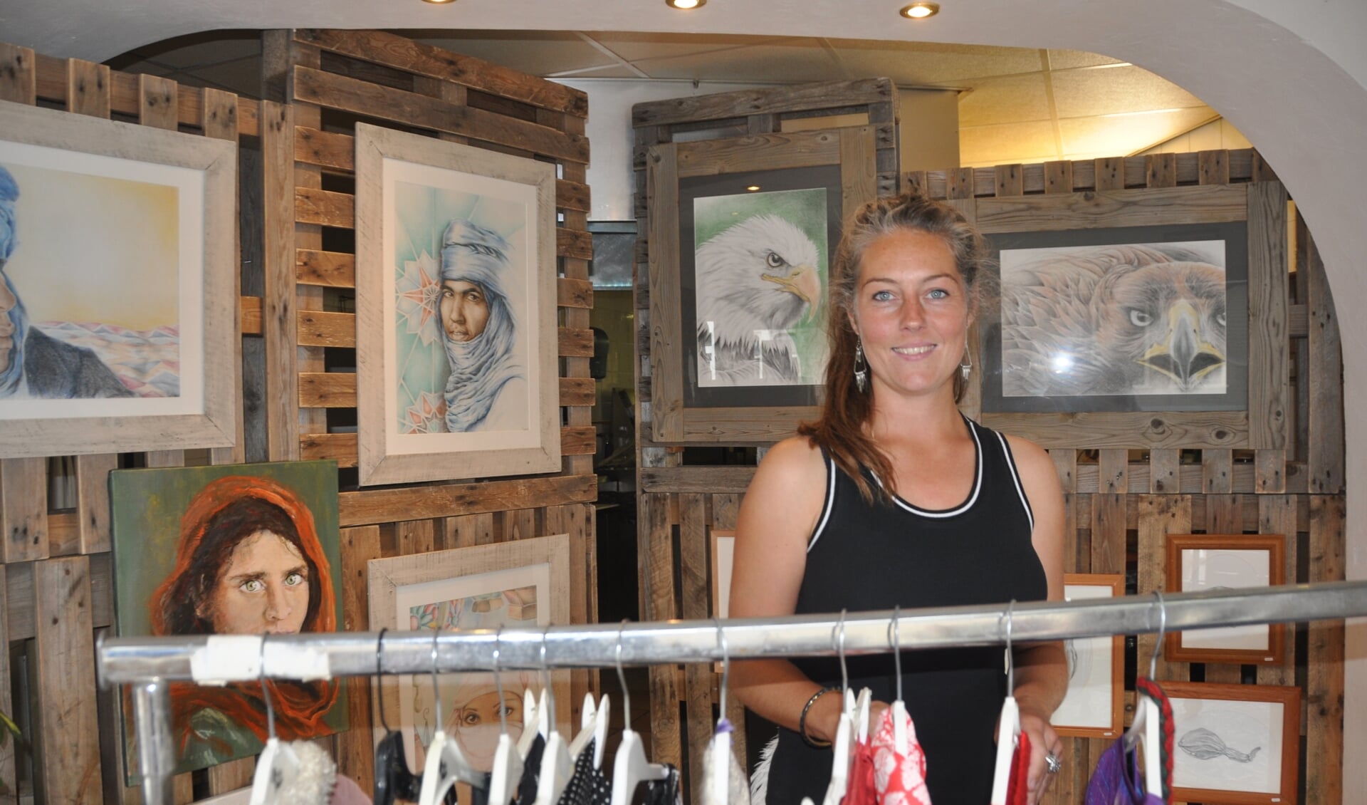 Esther Duvekot in de nieuwe galerie/pop up winkel.