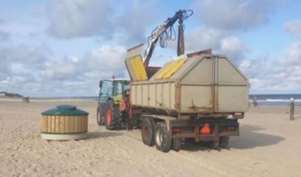 Een van de nieuwe afvalcontainers op het strand bij De Koog.