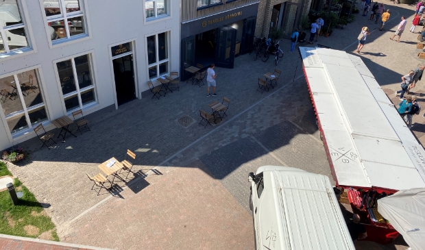 Het terras voor de koffiebranderij ligt er tijdens de maandagmarkt verlaten bij.