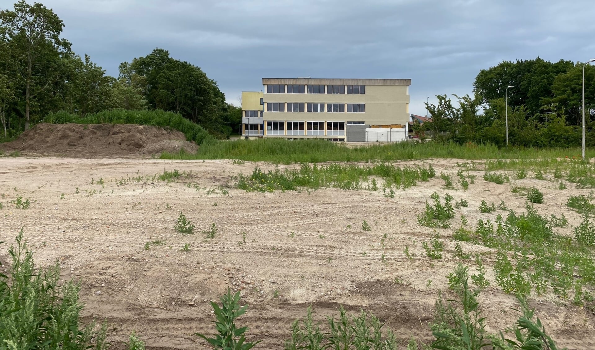 De ruimte achter de OSG waar het nieuwe Onderwijscentrum moet komen.