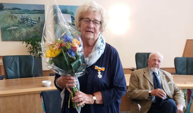 Corrie Bakker-Buisman met haar man Jaap op het gemeentehuis.