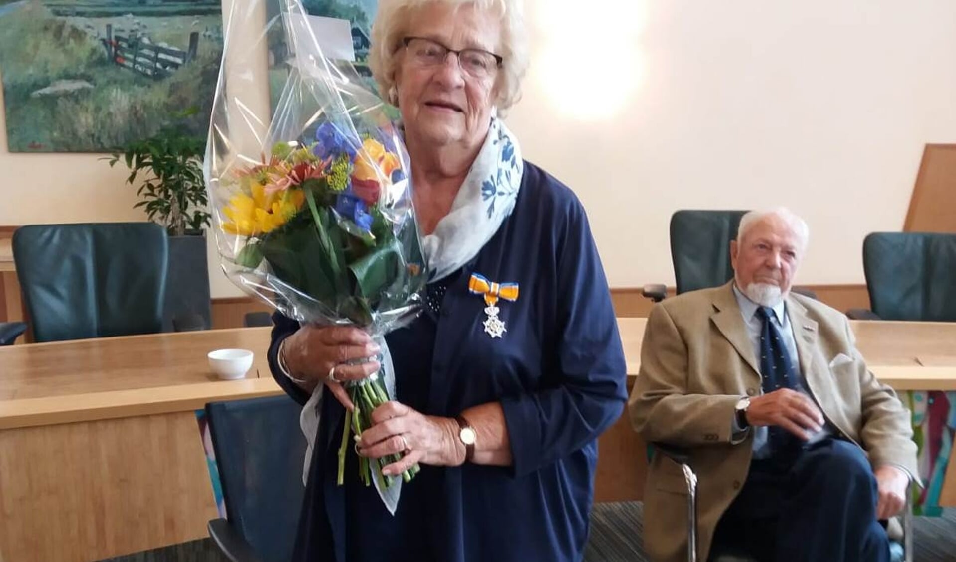 Corrie Bakker-Buisman met haar man Jaap op het gemeentehuis.