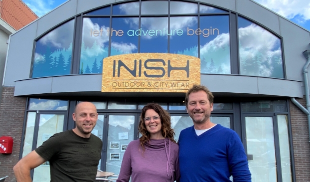 Ramon Schneiders en Frida en Willem Jan Kraanen voor hun nieuwe outdoorwinkel Inish in Oudeschild.