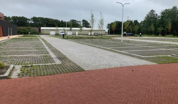 De parkeerplaatsen naast de TXL sporthal. Op de achtergrond schietsportcentrum Odysseus.