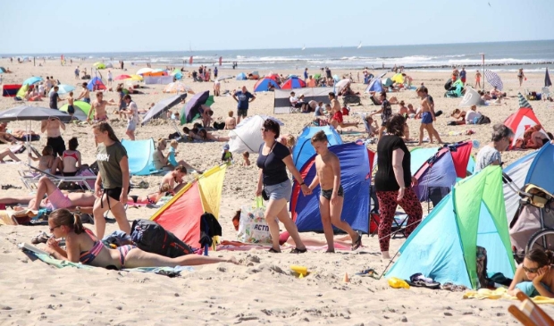 Drukte op het strand.