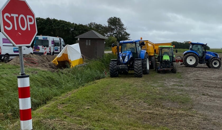 <p>Kruising Hoofdweg-Muyweg: trekkers om uit de wind te werken, tent Liander vast aan de trekkers. </p>