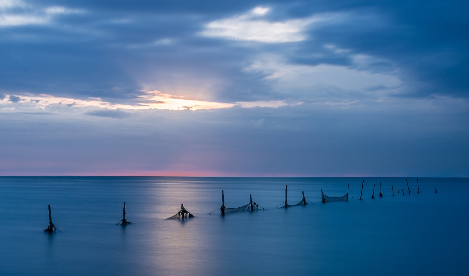 De Waddenzee gefotografeerd tijdens het 'blauwe uur'.