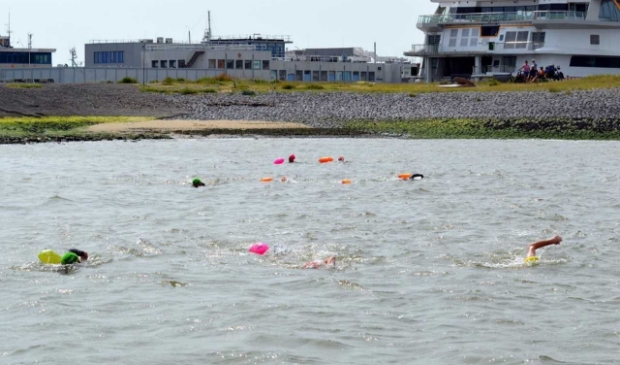 De zwemmers bij het startpunt bij Lands End in Den Helder.