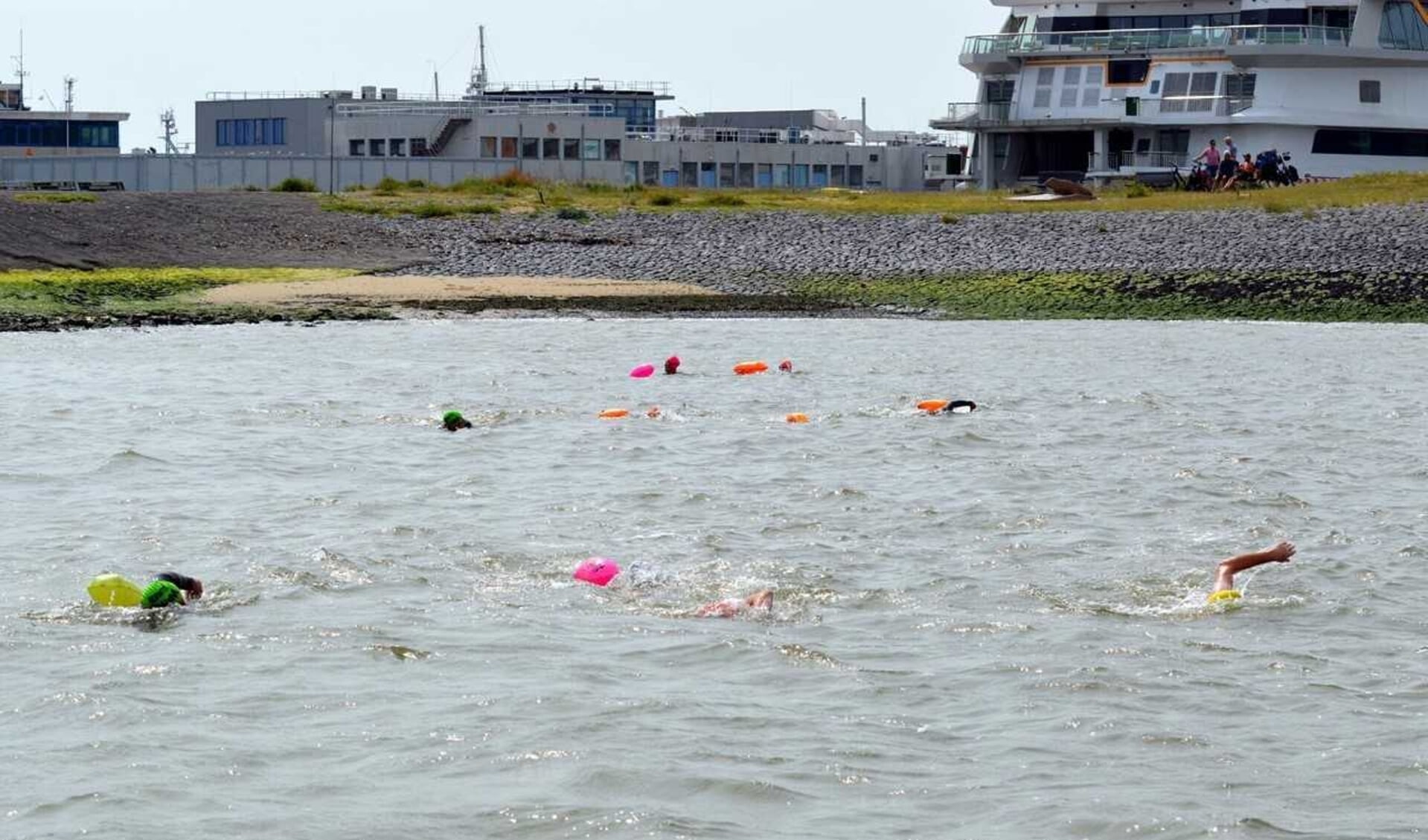 De zwemmers bij het startpunt bij Lands End in Den Helder. 