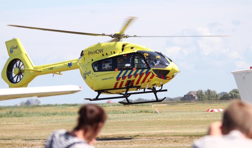 De ambulancehelikopter van de ANWB op het Texelse vliegveld.
