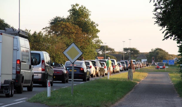 Drukte bij de boot, het verkeer stond tot voorbij de Van der Sterrweg.
