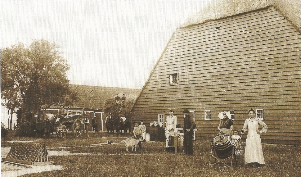 De boerderij Ruimzicht aan de Hoofdweg in Eierland omstreeks 1906. Op de achtergrond de wagenschuur.  