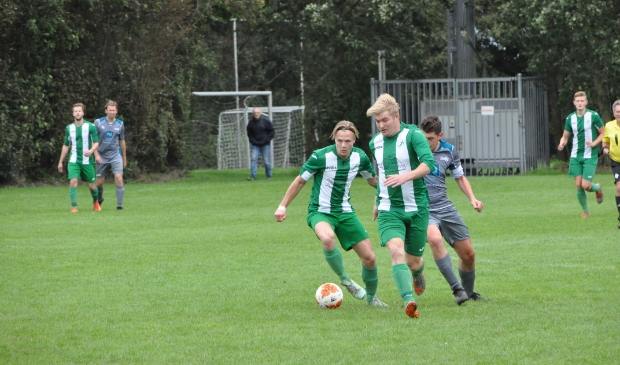<p>Yorgo Helleman en Sander de Haan namens SV Oosterend.</p>