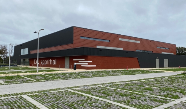 <p>De TXL sporthal in Den Burg waar gevaccineerd wordt.</p>