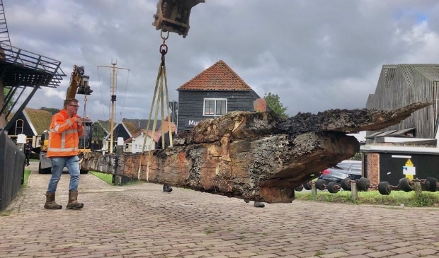Twee kranen tillen de 20 meter lange kielbalk het terrein van Museum Kaap Skil op. Copyright Ton Koene
