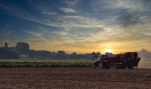 <p>Was het gisteren al genieten met de mistfoto's van Jan, ook deze zonsondergang bij De Waal is prachtig.</p>