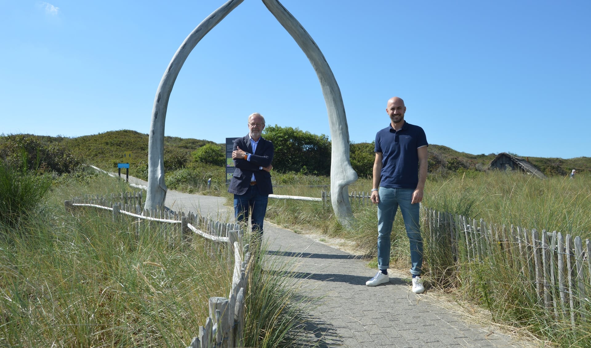 Reinier Heuting en Bas van Spréw in de duinen bij Ecomare onder 'de poort' van het oude Texels Museum..