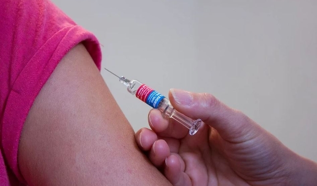 <p>Ter illustratie: een vaccinatie in de bovenarm.</p> 