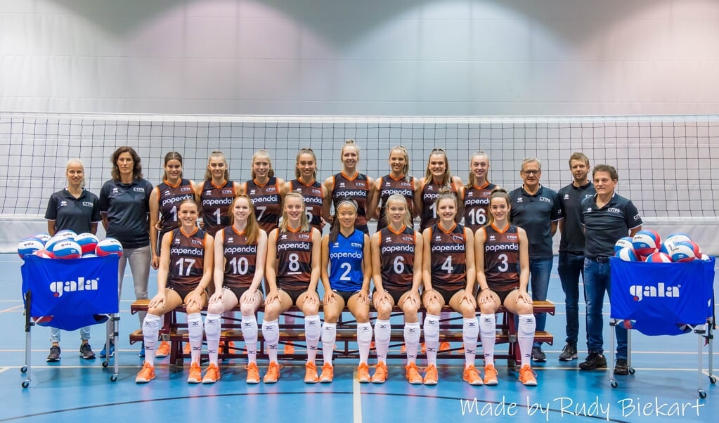 Britte op de teamfoto als vijfde speelster van links op de achterste rij. (Foto: Rudy Biekhart).
