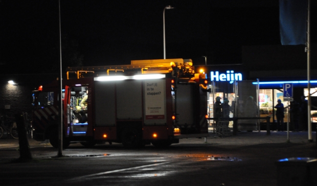 De brandweerwagen voor de Albert Heijn in Den Burg.