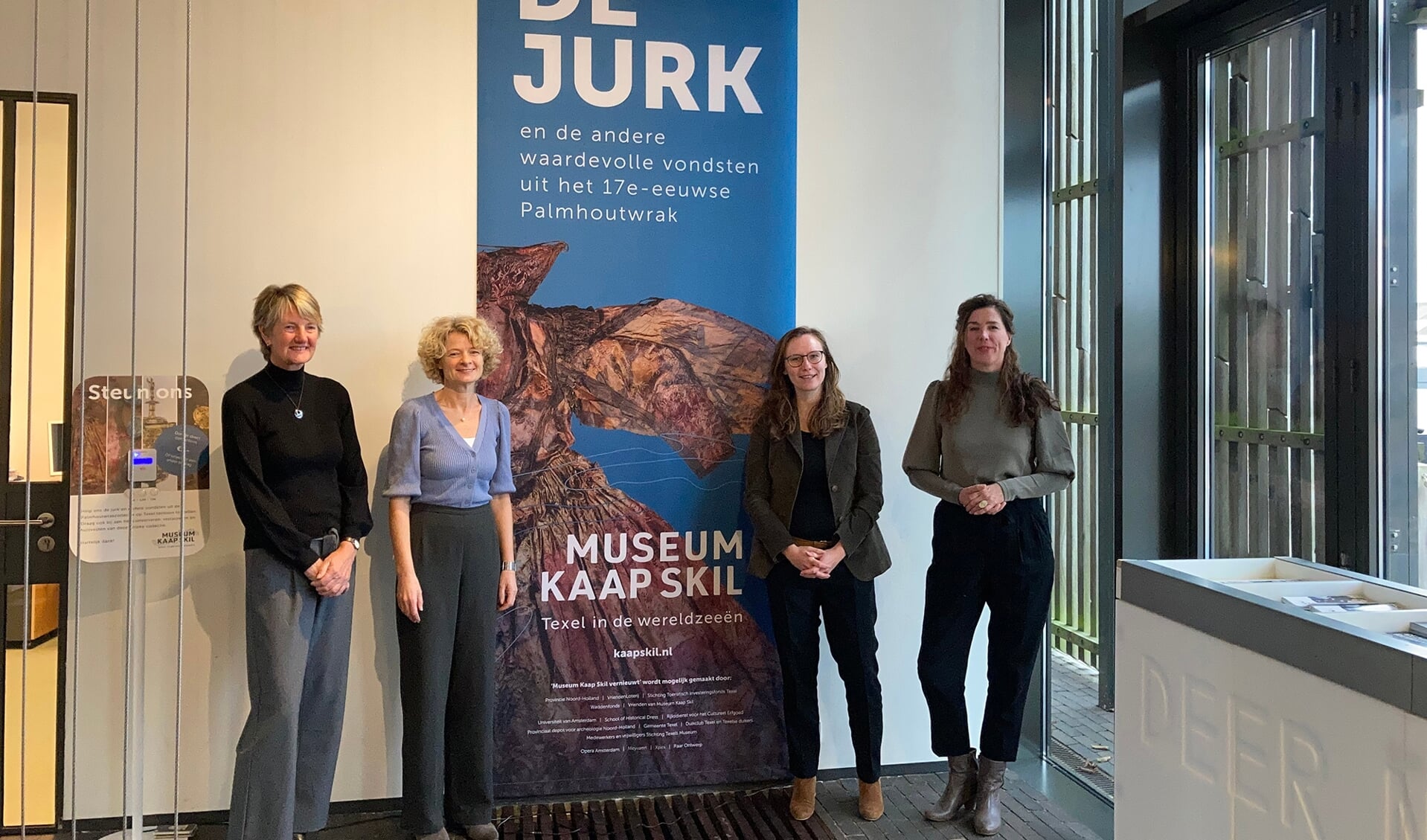 Gedeputeerde Zita Pels en directieleden van Stichting Texels Museum Anneke Schrama, Marion Barth en Corina Hordijk.