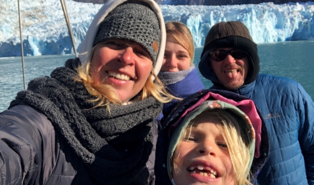 <p>Mariska, Linde, Berber en Tjaart aan boord van de Zouterik in Alaska.</p>