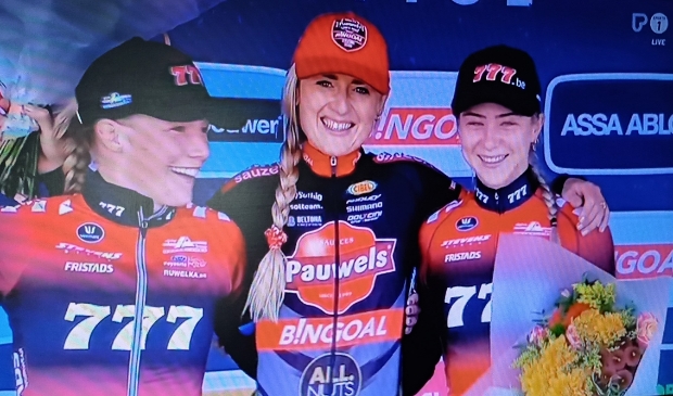 Een stralende Denise op het podium met Annemarie Worst (L) en Inge van der Heijden.