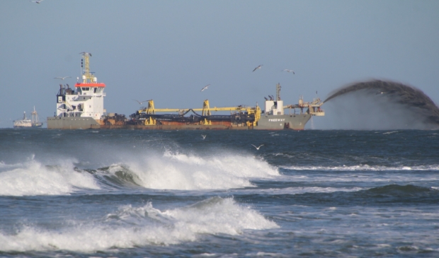 <p>De Freeway van Boskalis die vorige week voor de laatste keer dit jaar aan het werk was met de vooroeversuppletie bij de Texelse kust.</p>