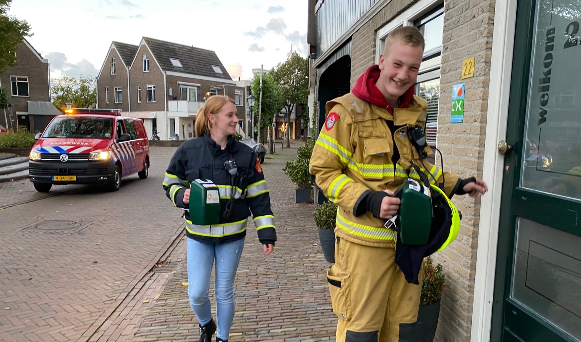 Vrijwilligers van de brandweer collecteren in het centrum van Den Burg.