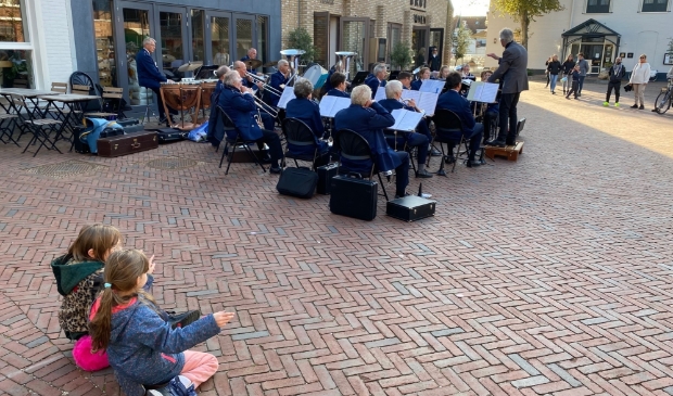 <p>Jonge toehoorders kijken met belangstelling naar KTF op de Vismarkt in Den Burg.</p>