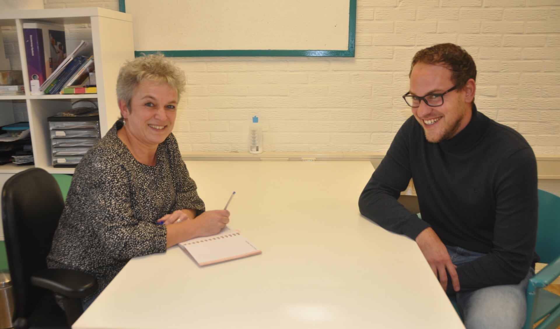 Dianne Witvliet en Ruben van Vliet vertellen over praktijksituaties tijdens een bijeenkomst van Texel Samen Beter.