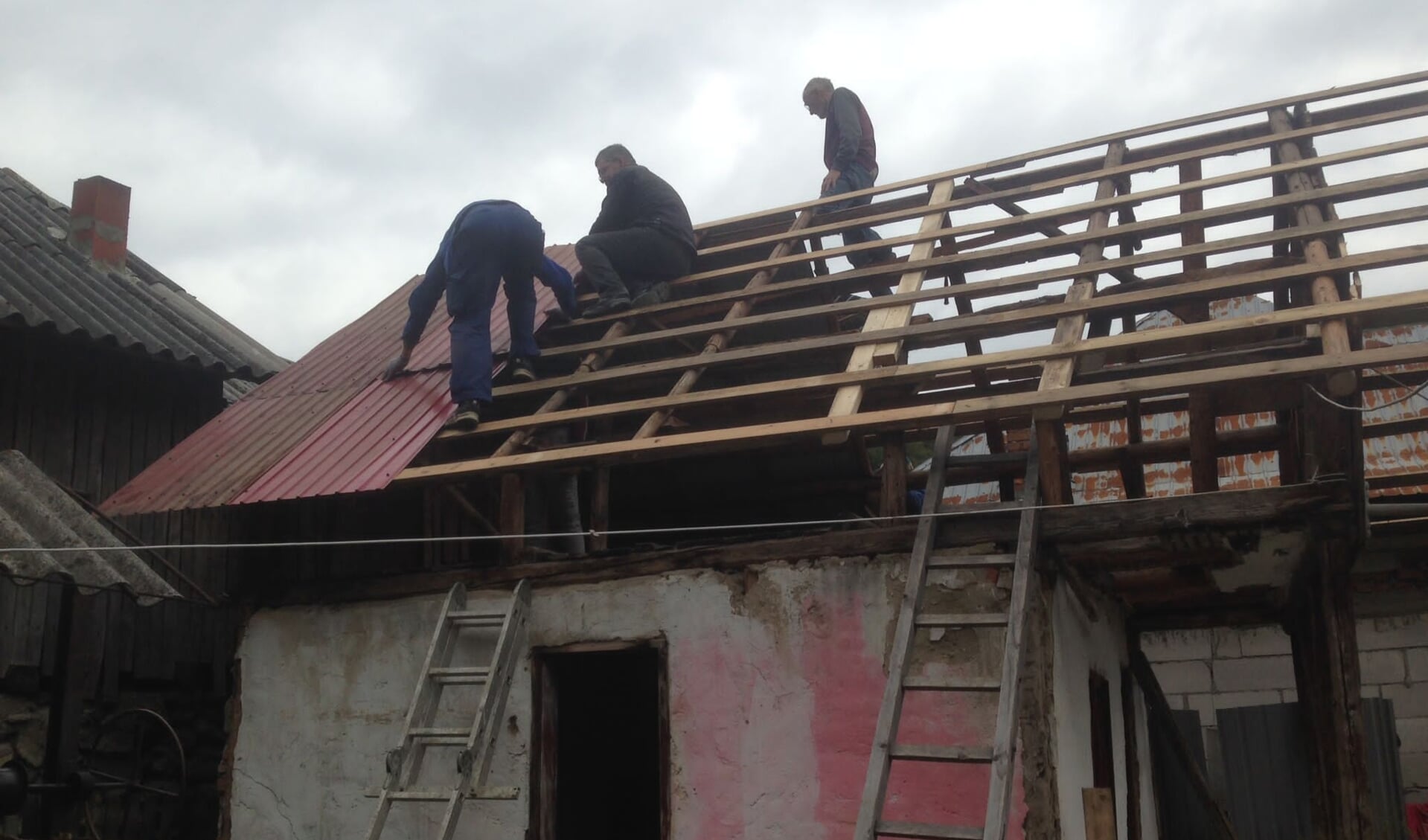 Opknappen van een dak in Roemenië.
