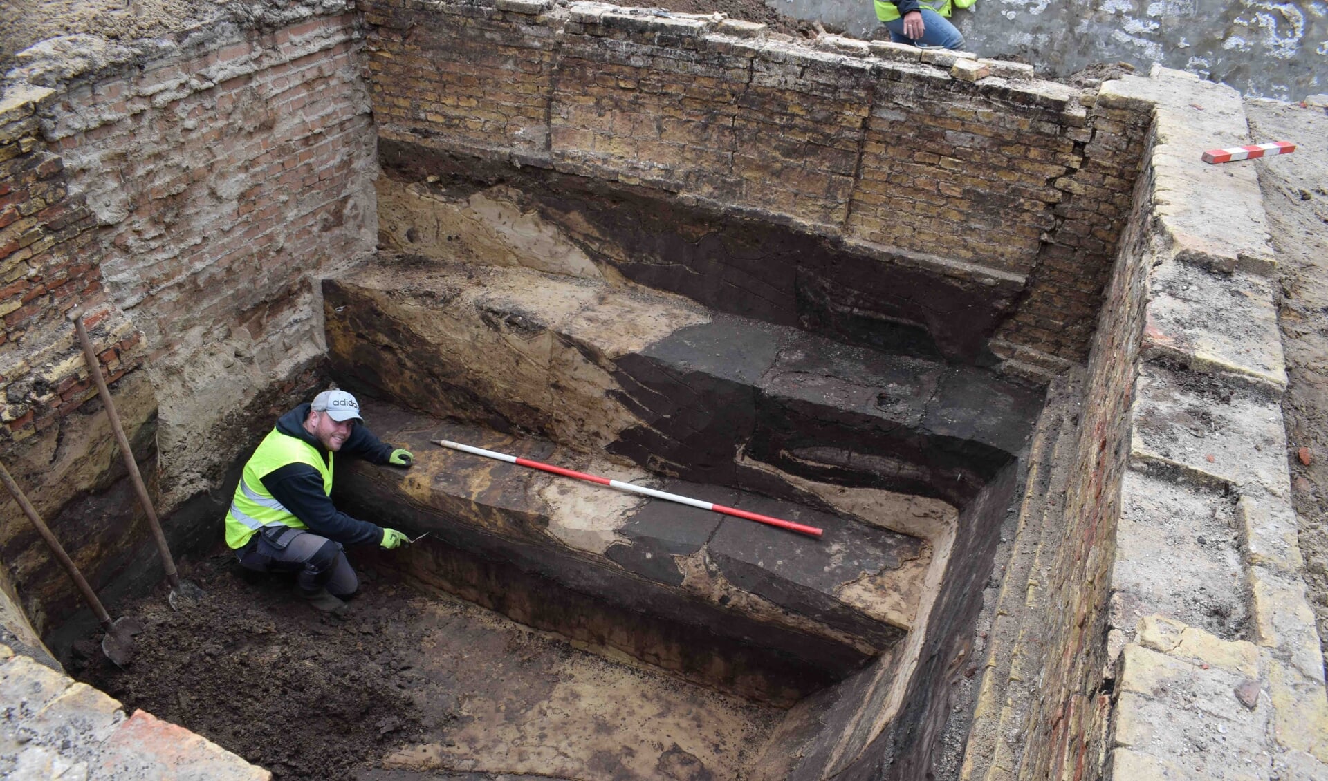 Bij archeologische opgravingen aan de Kantoorstraat zijn restanten van de middeleeuwse ringwal blootgelegd.